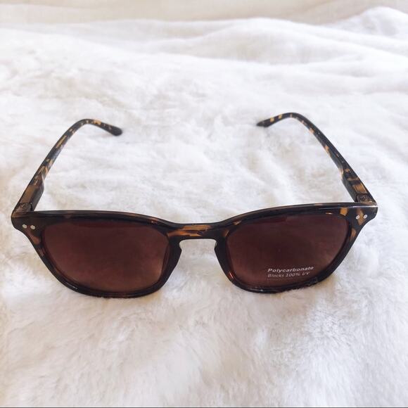 Jessica Brown Classic Aviators Oval Sunglasses - Picture 6 of 10